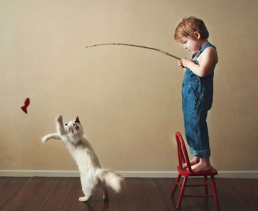 20+ Heartwarming Photos Of Kids Playing With Their Cats ...